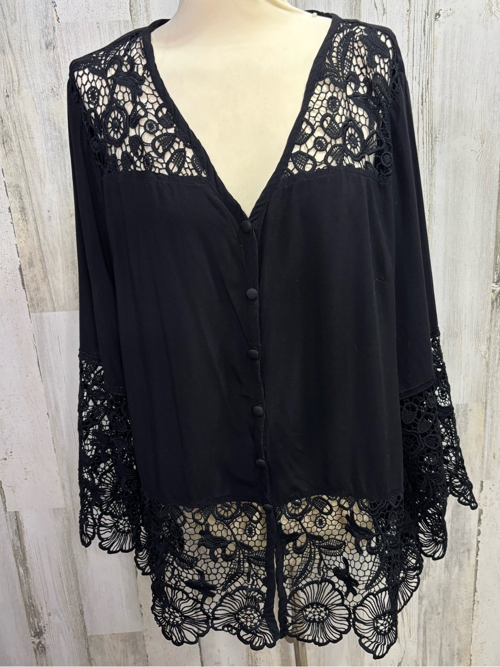 Solitaire Black Lace-Trim V-Neck Button Front Kimono Top